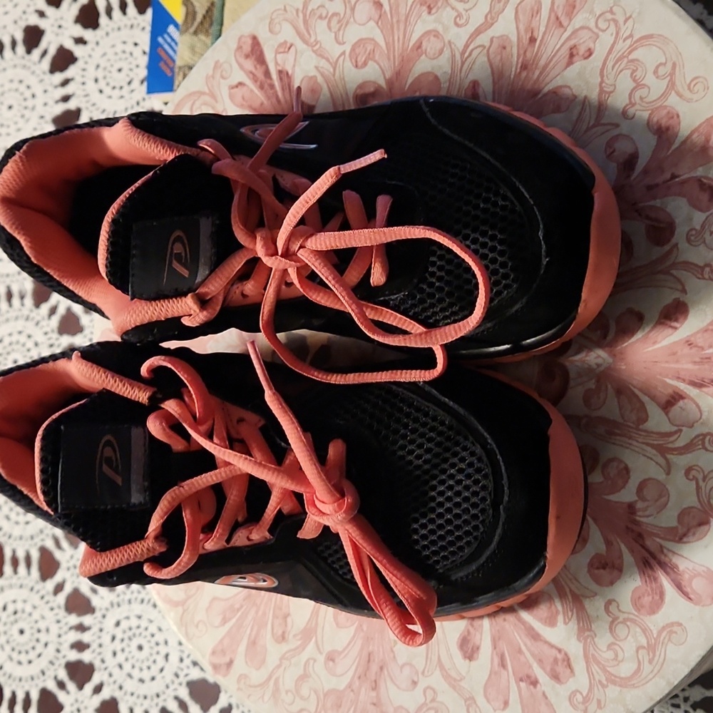 Tennis shoes